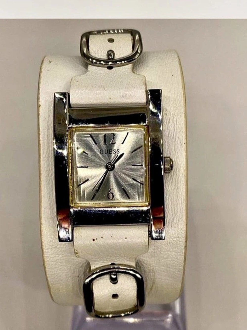 *** Guess ^^ Arctic  White Rawhide Leather Strap Watch ^*^ Silverwear *